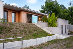 Ateliér LIPROJEKT s.r.o. zrealizoval rodinný dům obklopený zelení a výhledem do údolí.