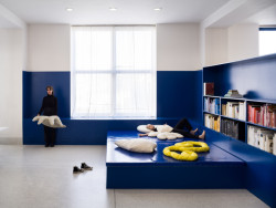 V ATLASu najdete také modrou molitanovou čítárnu, ta vypadá jako několika metrová dlouhá pohovka. (ATLAS, No Architects)