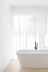 Ateliér Vrtiška & Žák navrhli interiér vily v pražské Troji v kombinaci světlých a tmavých odstínů