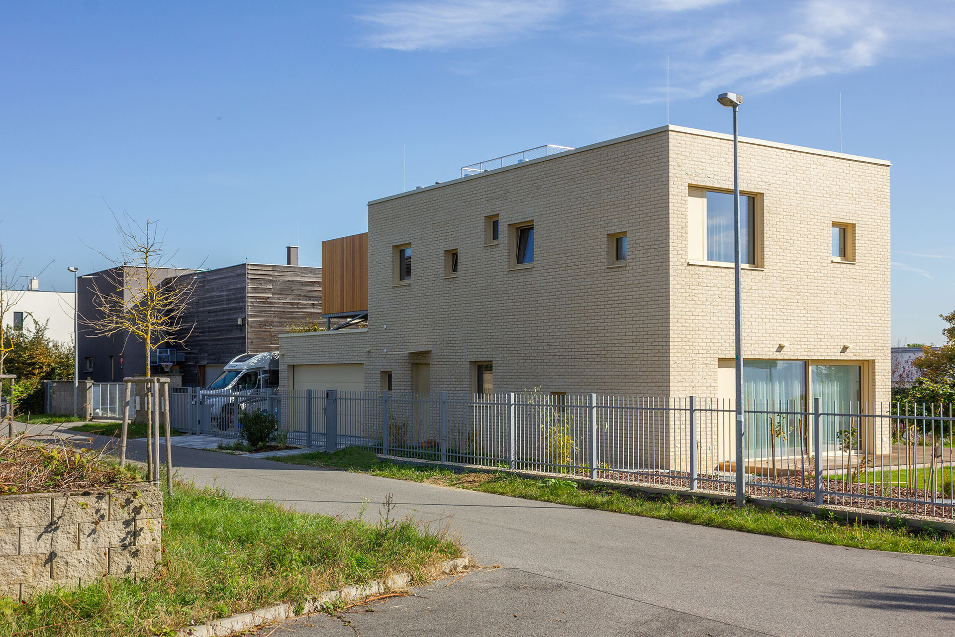 Parcela je obklopená novostavbami. Mezi ně bylo potřeba včlenit nový dům. (Rodinný dům v Radotíně, System Recovery Architects)