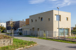 Parcela je obklopená novostavbami. Mezi ně bylo potřeba včlenit nový dům. (Rodinný dům v Radotíně, System Recovery Architects)