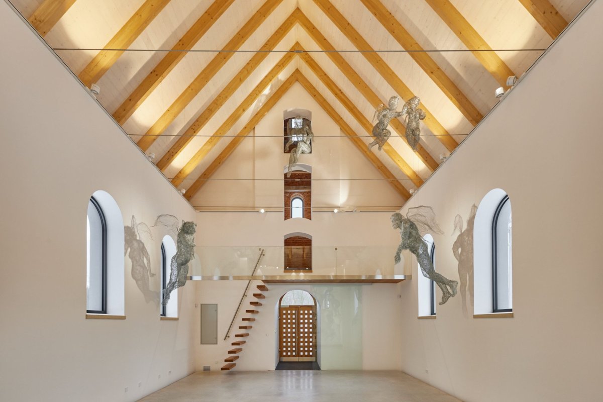 Rekonstrukce kostela sv. Josefa ve Slavětíně, ATELIER TSUNAMI: Při opravách proto došlo k výměně celého krovu, odstranění stropu a kúru. Nově prostor lodi zastřešuje krokvová konstrukce