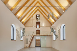 Rekonstrukce kostela sv. Josefa ve Slavětíně, ATELIER TSUNAMI: Při opravách proto došlo k výměně celého krovu, odstranění stropu a kúru. Nově prostor lodi zastřešuje krokvová konstrukce