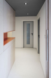 Chodba má snížený tmavší strop. Studio ČTYŘI STĚNY, Rekonstrukce bytu v Krči - foto