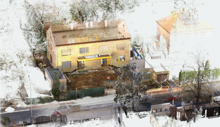 Mračno bodů: Nadhledová perspektiva skenu novostavby rodinného domu včetně pozemku – stav před dokončením terénních úprav. Mračna pomohou projektantovi zjistit kubatury půdních deponií na pozemku a ověřit vyrovnanou bilanci zemních prací.