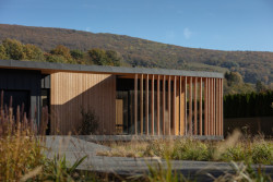 Rodinný dům v obci Borinka na Slovensku, ateliér Kubis Architekti: Pobytová terasa je oproti terénu pozemku vykonzolovaná a tvoří tak výrazný architektonický prvek