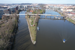 Tři sta metrů dlouhá lávka pro pěší a cyklisty, která spojí Holešovice s Karlínem, se otevře začátkem léta