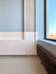 Schodišťová věž Křesťanské ZŠ a MŠ Noe v Pardubicích od ateliéru Světlík Šedý Šefl