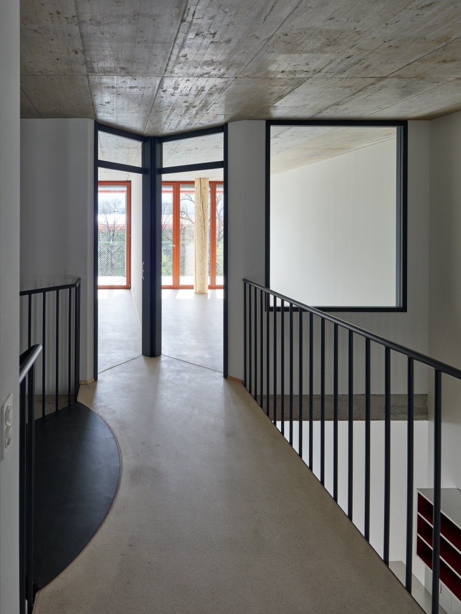 Chodba (Konverze skladu vína na komunitní bydlení; Esch Sintzel Architekten)