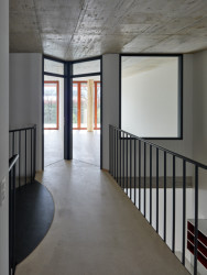 Chodba (Konverze skladu vína na komunitní bydlení; Esch Sintzel Architekten)