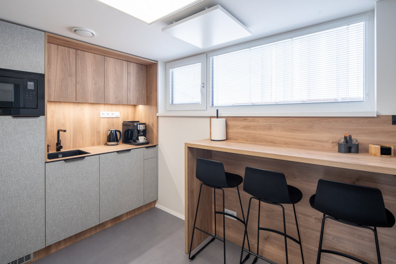 Komfortní zázemí výrobního areálu - interiér kuchyňka (Komerční dřevostavby od Eko Modular)
