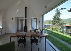 Sedlový krov dal podobu taky hlavnímu obytnému prostoru, který se otevírá až do jeho hřebene. (Rodinný dům v Mníšku pod Brdy, 3+1 architekt)