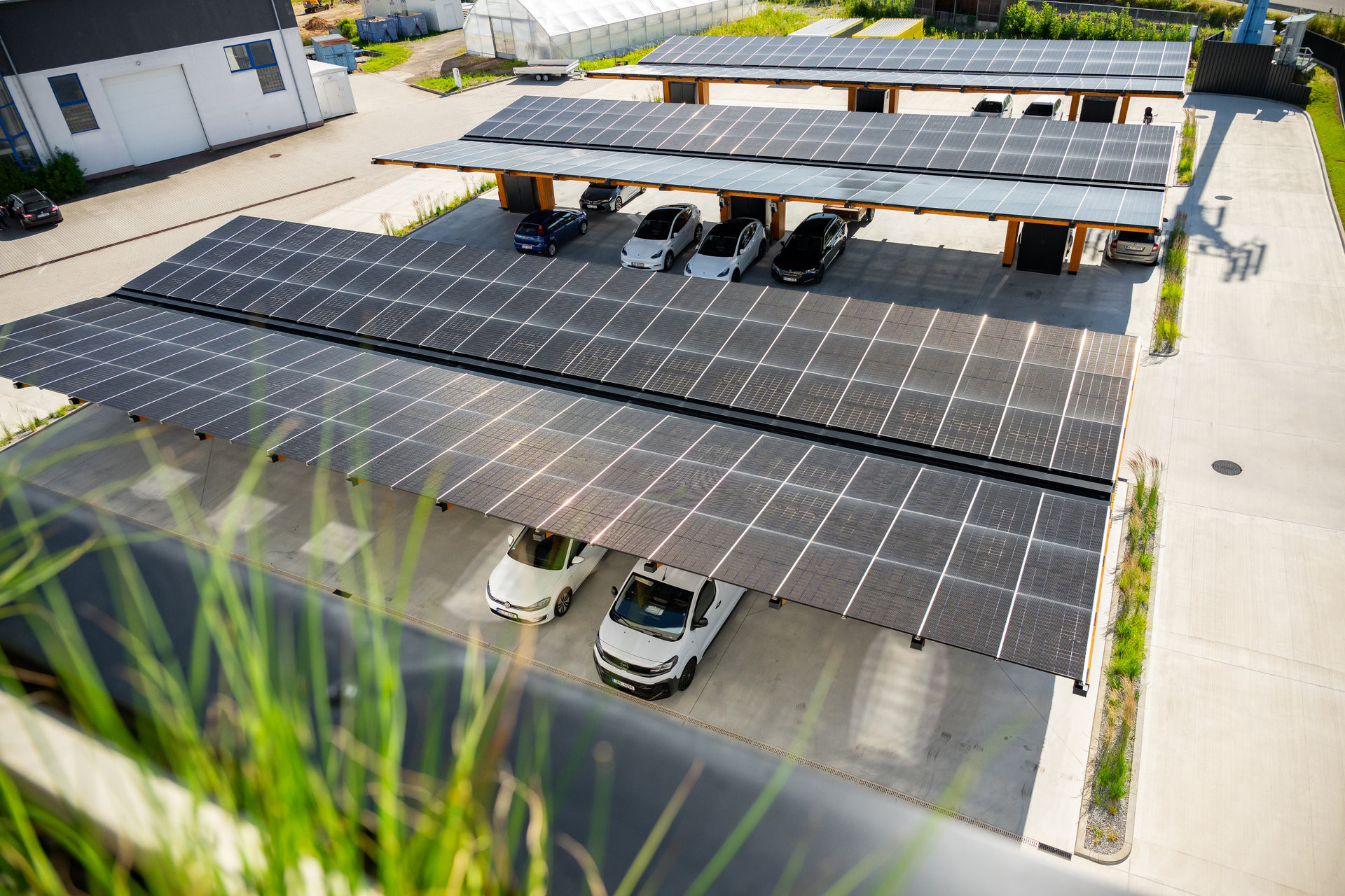 Finalista 2025 kategorie Budovy – Pasivní administrativní dřevostavba BudexHUB, pohled na řešení parkování
