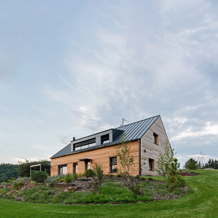 Dům ve svahu ve Chrustenicích od studia Reaktor