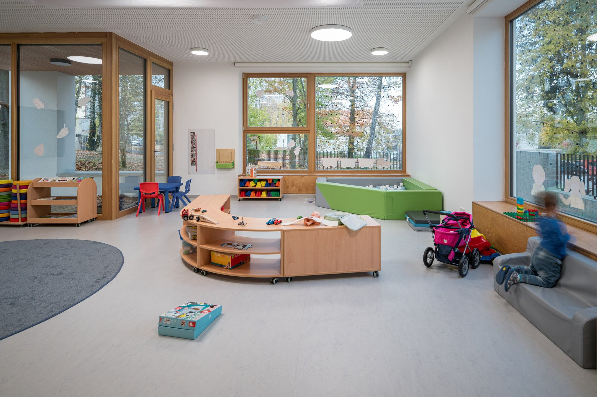 Mateřská škola Podhrad s "mávacím oknem". 