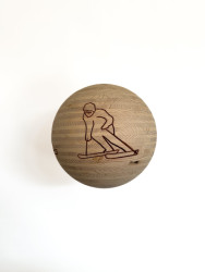 Ikonický lyžař Edy na kouli Hermanna Blumera