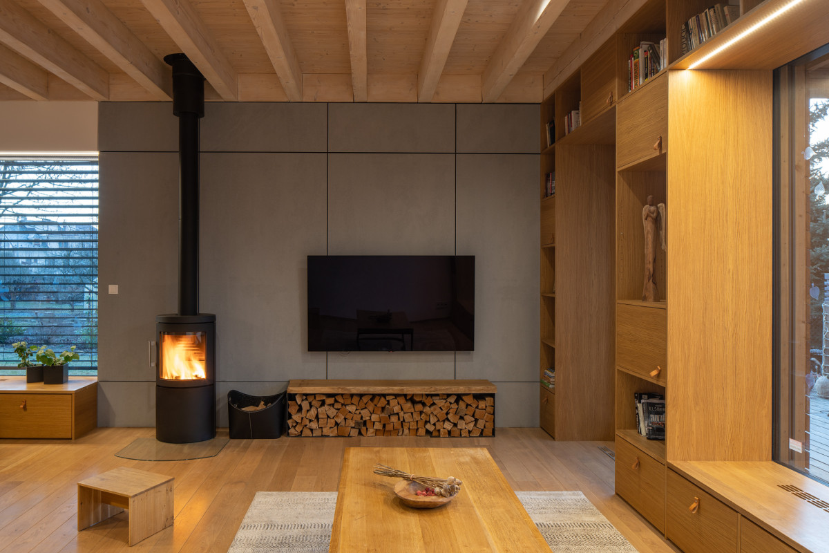 Krbová kamna ve společenské části domu. (Dům na Hané; MOLO Architekti)