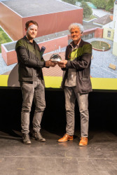 Jan a Pavel Pospíšilovi s trofejí Ceny RE 2025