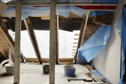 Střešní balkon Velux Cabrio, fotografie z instalace prvků.