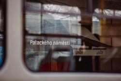 Prototyp zastávkového přístřešku MHD se zábradlím na Palackého náměstí v Praze.