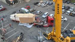 Návoz materiálů záborem podélných stání se podařilo dovézt i nadměrný náklad 3,5 široký 