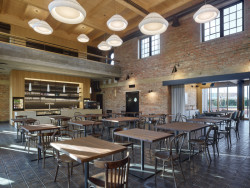 Uvnitř bývalé mlýnice  (Pelčák a partner architekti, rekonstrukce mlýna v Hruškách)