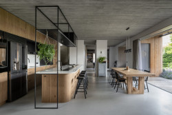 Kombinace betonu a dřeva (Rodinný dům v Břevnově; OTA atelier)