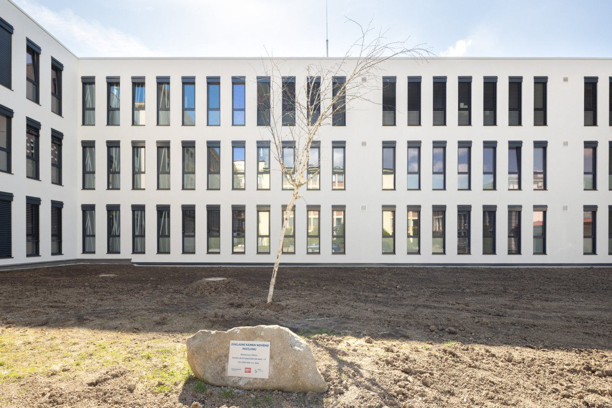 Pavilon psychiatrie v Ostrově (Pavilon psychiatrie v Ostrově od KOMA MODULAR; interiéry petit atelier)