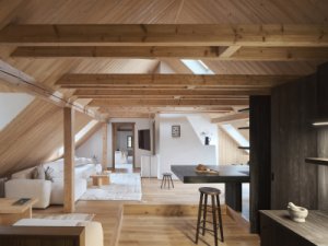 Rekonstrukce podkroví zachovává původní charakter historického statku a doplňuje jej současnými zásahy. (Chalupa na Vysočině; Plus One Architects)