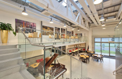 PETROF Hall - PETROF Café, ADONIS PROJEKT, spol. s r.o.