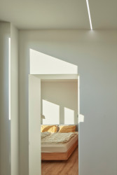 Rodinný dům u Pardubic, 0,5 Studio: Interiér v čase ožívá hrou světel a stínů