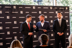 „Závidím jim energii udělat změnu, o níž jsme ani nesnili,“ řekl moderátor Bouček na adresu investorů. Bratři Klánovi přestřihli pásky a provedli zvědavé novináře po svém vysněném světě.