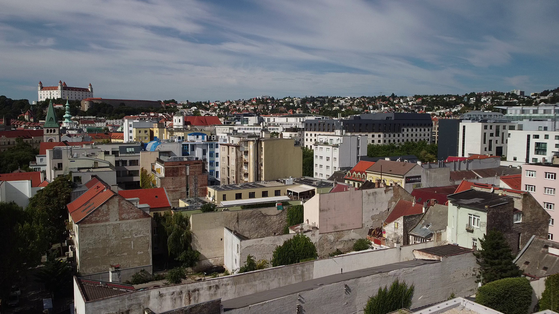 Novostavba bytového domu Zelený dvor citlivě doplňuje historickou strukturu Starého Mesta a přináší moderní městské bydlení ve vnitrobloku.