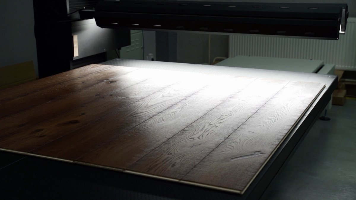 Skenování povrchu tvrzeného kamene TechniStone®, proces jehož výsledkem je hotový 3D model materiálu.