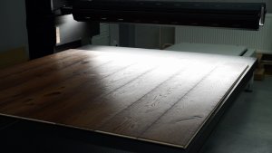 Skenování povrchu tvrzeného kamene TechniStone®, proces jehož výsledkem je hotový 3D model materiálu.