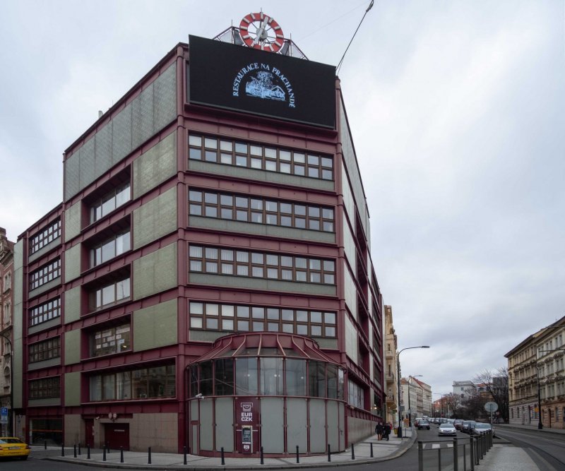 Provozně technická budova DP Metro v Praze-Novém Městě, čp. 360 (Aleš Moravec, František Novotný, 1981–1989) Divadlo pracujících Most, čp. 15 (Ivo Klimeš, 1979–1985) © Petr Vorlík