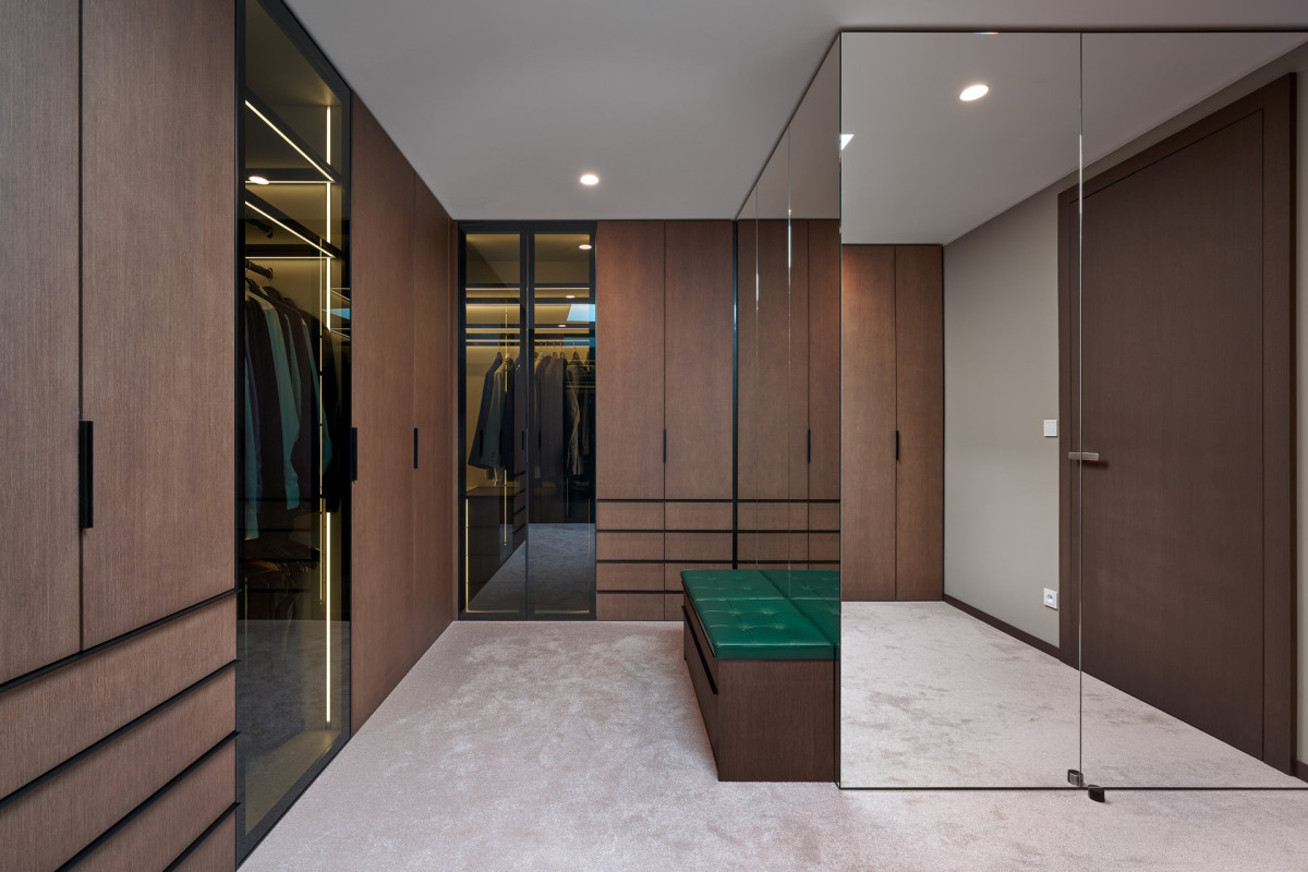 Pohled do šatny (Rodinná vila v Brně;  KYZLINK ARCHITECTS)