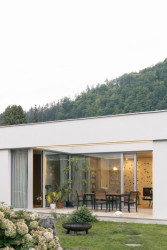 Netradiční je na něm hlavně uchopení oken - ta nejsou rozmístěna klasicky po jeho obvodu, ale směřují do atrií. (Dům s atrii v Nedvědicích, AOSI)