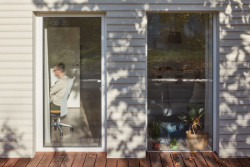 Nová terasa suterénního bytu v Praze od Matěje Šebka