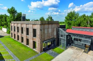 Původně zde byly kanceláře z unimobuněk, podařilo se je znovu využít a přidat novou přístavbu. (Administrativní budova Fortemix v Paskově od PROJEKTSTUDIO)