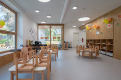 Uvnitř převládá bílá a dřevo (MŠ Podhrad, sporadical)