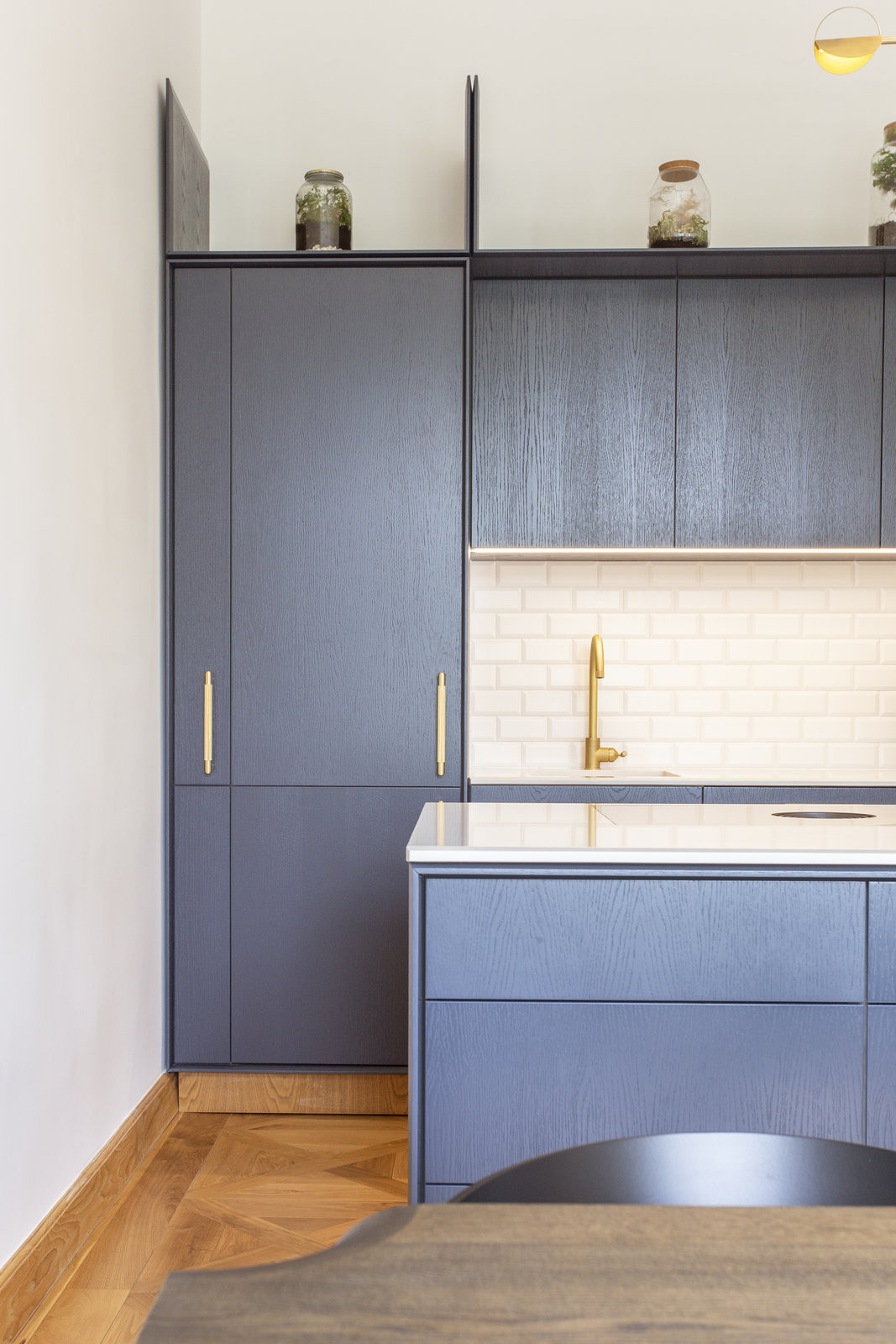 Přirozenému rozdělení napomáhá kuchyňský ostrůvek. (Byt na nábřeží, DDAANN)