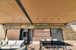 Přírodní materiál resysta imitující dřevo se dá využít jak ve stavebnictví, tak v interiérech nebo na zahradách.