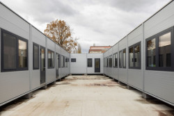 Uprostřed jednotlivých modulů vzniklo atrium, které zajišťuje třídám dostatečné prosvětlení a do udoucna může vzniknout i jako další učební prostor na čerstvém vzduchu.