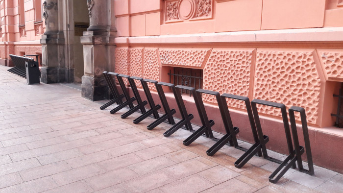 Povrchová úprava probíhá formou žárového zinku a vypalované fasádní barvy dle vzorníku RAL. (Cyklostojan IKS od Urbania)