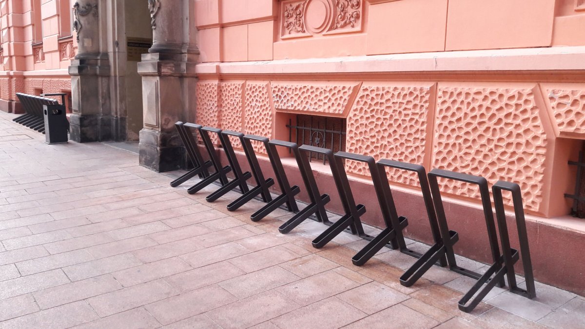 Povrchová úprava probíhá formou žárového zinku a vypalované fasádní barvy dle vzorníku RAL. (Cyklostojan IKS od Urbania)