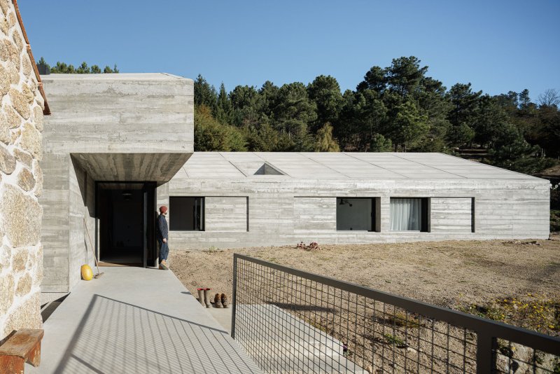 Casa NaMora v Portugalsku od Davida Bilo a Filipe Pina