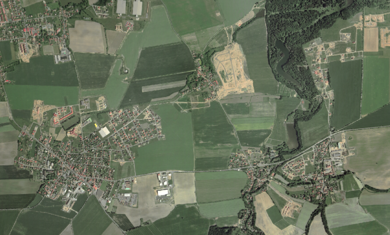 Jesenice u Prahy, 2002. Tohle městečko si v 90. letech vyhlídli podnikatelé  a pseudo - podnikatelé. K fialovému saku patřil dům se spoustou věžiček a lvíčky na neprostupném plotě. Ano, v polích kolem Jesenice se zřejmě zrodilo podnikatelské baroko.