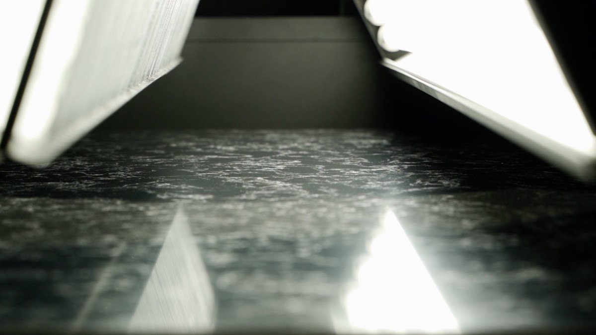Skenování povrchu tvrzeného kamene TechniStone®, proces jehož výsledkem je hotový 3D model materiálu. (Pearl Lava, TechniStone®).