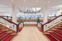 Monumentální dvouramenné schodiště (Textilia – zreknstruovaná ikona Ostravy; Master Design)